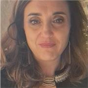 Laureata in farmacia impartisce lezione da remoto per ragazzi di scuola da medie a superiore i